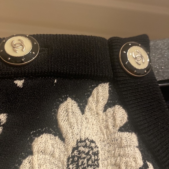 Chanel floral cc rogo button top - Picture 2 of 4
